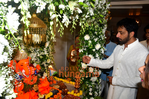 photos sonu sood snapped with his wife at ganapati bappa darshan 5