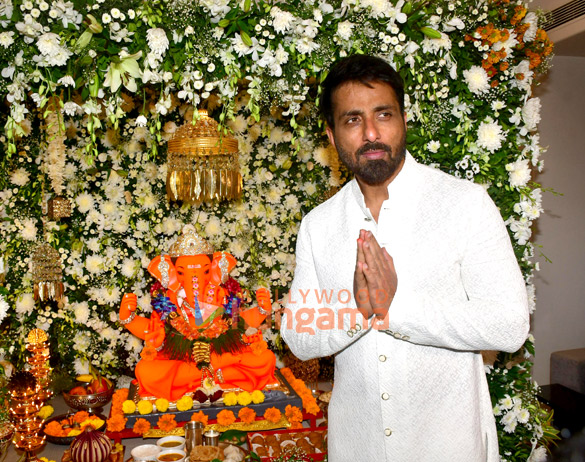 photos sonu sood snapped with his wife at ganapati bappa darshan 6