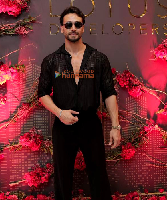 Photos: Tiger Shroff, Sara Ali Khan, Rakesh Roshan, Jeetendra and others at Anand Pandit’s bash for the success of Lotus Developers & Reality Limited Photos: Tiger Shroff, Sara Ali Khan, Rakesh Roshan, Jeetendra and others at Anand Pandit’s bash for the success of Lotus Developers & Reality Limited