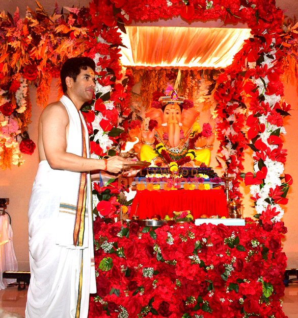 photos tusshar kapoor welcomes ganpati bappa at his home 4