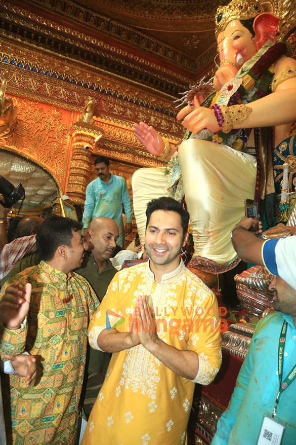 Photos: Varun Dhawan and Ektaa R Kapoor snapped at Lalbaugcha Raja Photos: Varun Dhawan and Ektaa R Kapoor snapped at Lalbaugcha Raja
