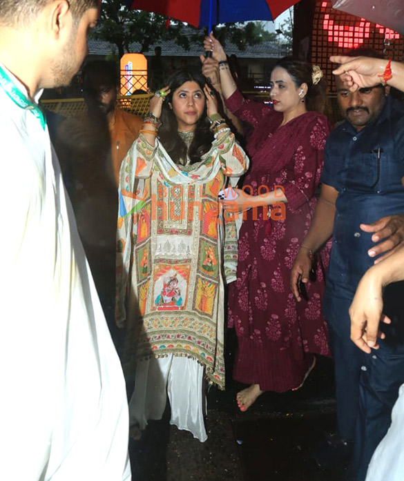 photos varun dhawan and ektaa r kapoor snapped at lalbaugcha raja 2