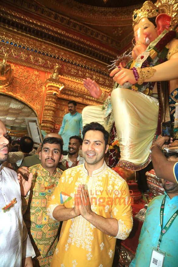photos varun dhawan and ektaa r kapoor snapped at lalbaugcha raja 5