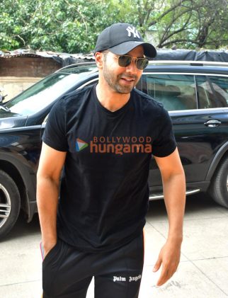 Photos: Varun Dhawan snapped in Andheri