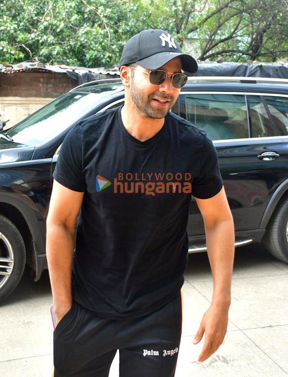 photos varun dhawan snapped in andheri 5 3
