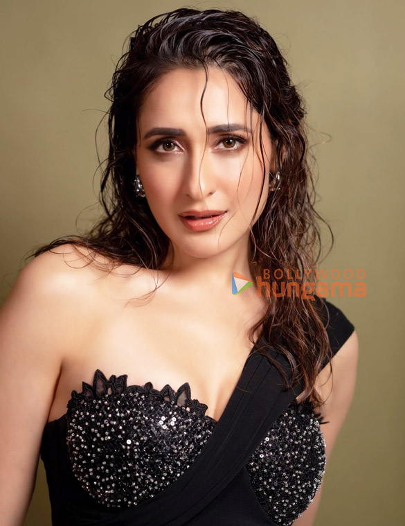 pragya jaiswal 1 19