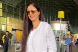 Tabutiful! Tabu papped in white kurti at the airport