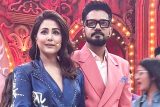 Stunning Hina Khan pose with husband