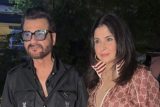 Stylish couple Sanjay Kapoor & Maheep Kapoor pose together for media