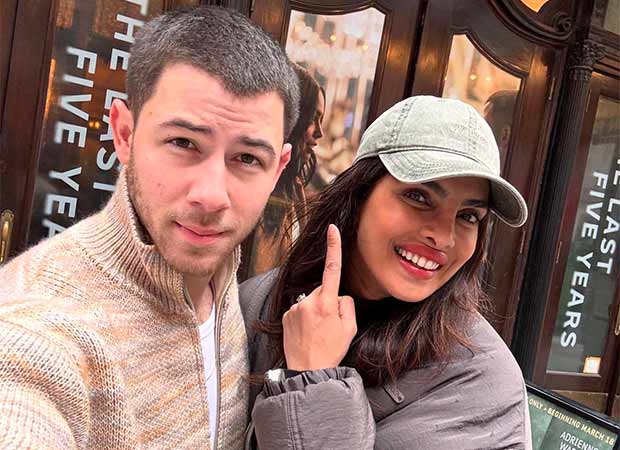 Priyanka Chopra walks out while Nick Jonas sings loudly to tease her; watch : Bollywood News – Bollywood Hungama
