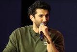 Aditya Roy Kapur on YJHD co-stars: “We all drove together for 7-10 hours” | BH Hangout