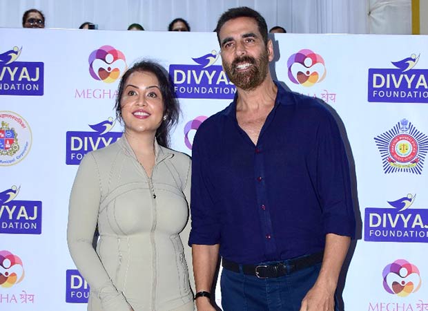 Akshay Kumar joins Ganesh Visarjan beach cleanliness drive with CM Devendra Fadnavis – fans call him the ‘real hero’ Akshay Kumar joins Ganesh Visarjan beach cleanliness drive with CM Devendra Fadnavis – fans call him the ‘real hero’