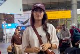 Fatima Sana Shaikh giving Geet on airport energy