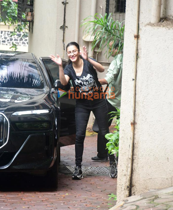 Photo: Shruti Haasan snapped in Bandra Photo: Shruti Haasan snapped in Bandra