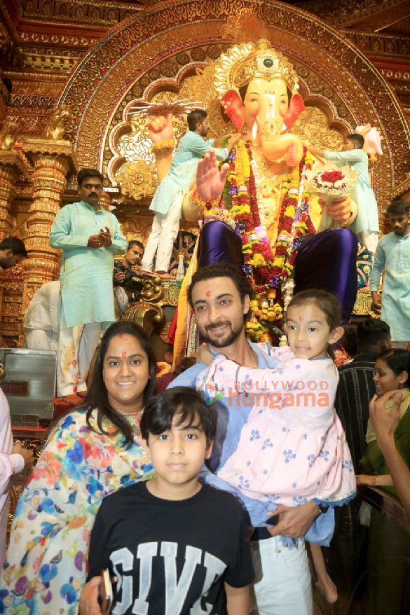 photos aayush sharma and arpita khan snapped at lalbaugcha raja 6