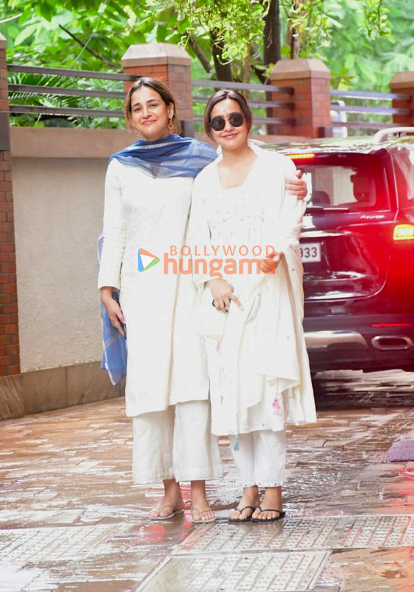 photos aisha sharma and neha sharma spotted in bandra 1 2