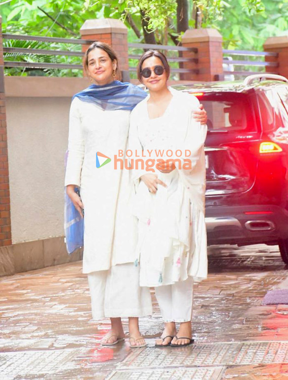 photos aisha sharma and neha sharma spotted in bandra 5