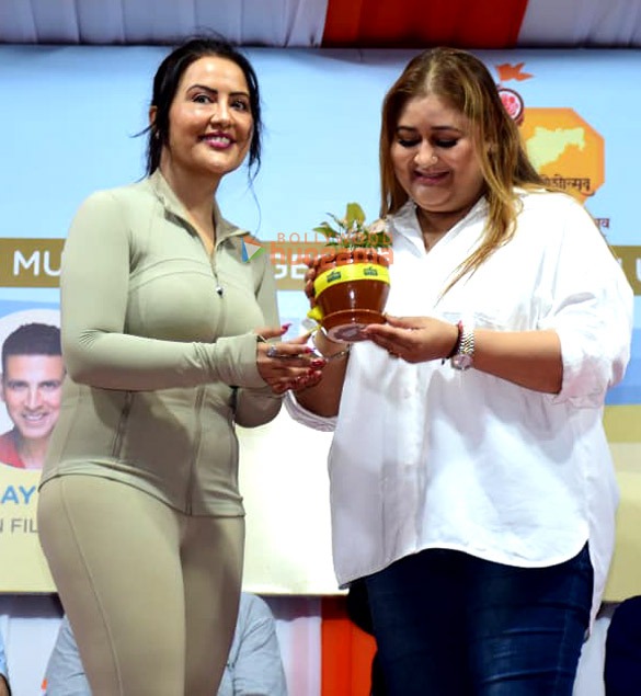 photos akshay kumar and amruta fadnavis spearhead divyaj foundations mumbai beach cleanup during ganesh chaturthi 2025 11
