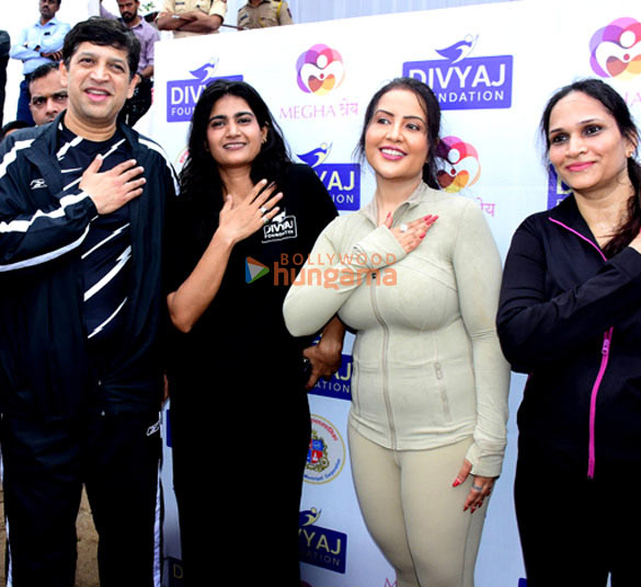 photos akshay kumar and amruta fadnavis spearhead divyaj foundations mumbai beach cleanup during ganesh chaturthi 2025 7