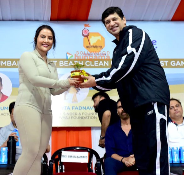 photos akshay kumar and amruta fadnavis spearhead divyaj foundations mumbai beach cleanup during ganesh chaturthi 2025 9