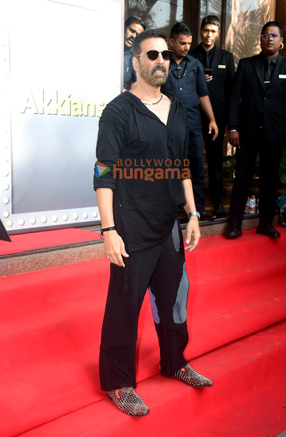 photos akshay kumar snapped celebrating his birthday with fans and media at taj hotel in bandra 1
