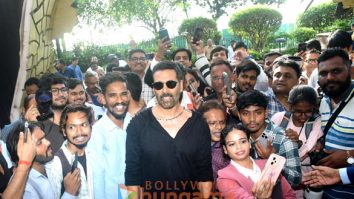 Photos: Akshay Kumar snapped celebrating his birthday with fans and media at Taj Hotel in Bandra