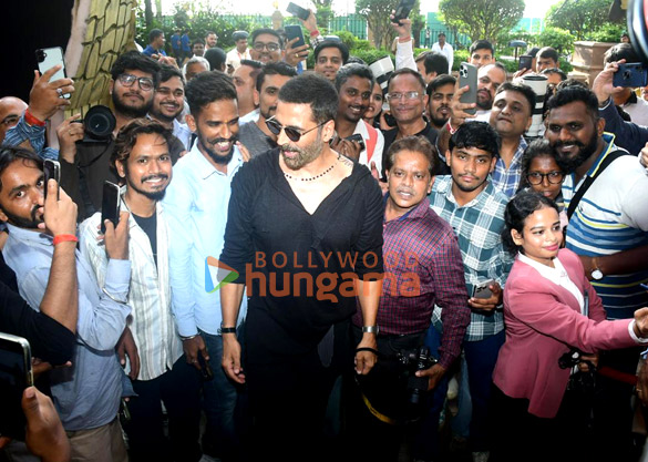 photos akshay kumar snapped celebrating his birthday with fans and media at taj hotel in bandra 5