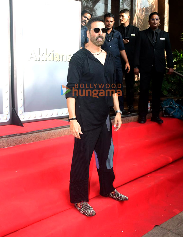 photos akshay kumar snapped celebrating his birthday with fans and media at taj hotel in bandra 8