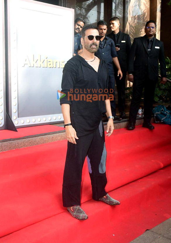 photos akshay kumar snapped celebrating his birthday with fans and media at taj hotel in bandra 9