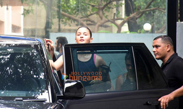 photos alia bhatt spotted in bandra 3 8