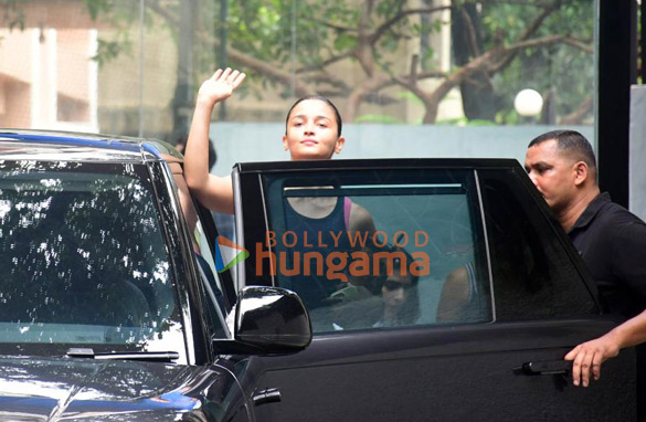 photos alia bhatt spotted in bandra 4 8