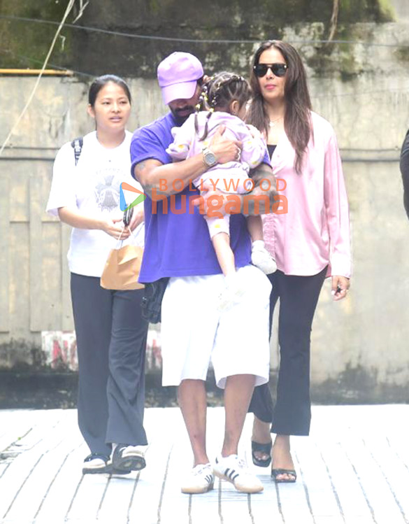 photos bipasha basu with husband spotted outside play group in bandra 3