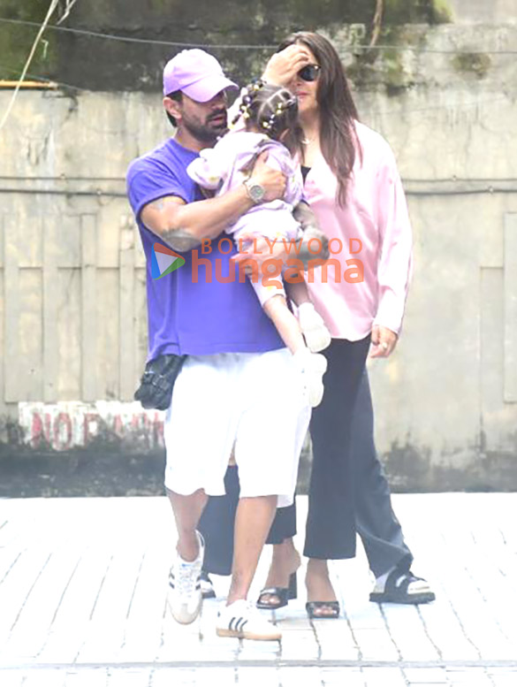 photos bipasha basu with husband spotted outside play group in bandra 4