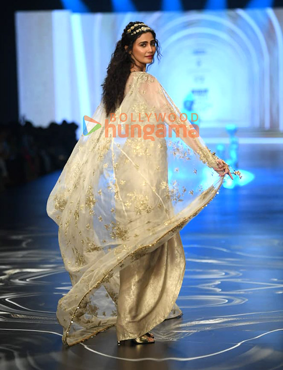 photos daisy shah turned showstopper at the global india couture week where dr tvacha presented manali jagtaps festive resort wear collection 2