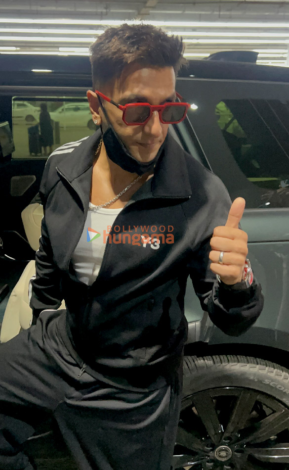 photos deepika padukone ranveer singh sonam kapoor ahuja and others snapped at the airport 6