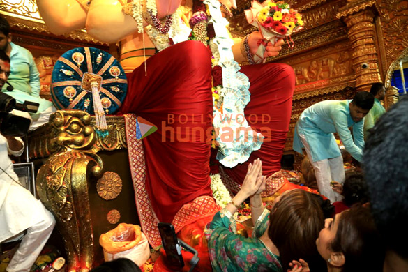 photos esha deol and madhoo snapped at lalbaugcha raja 5