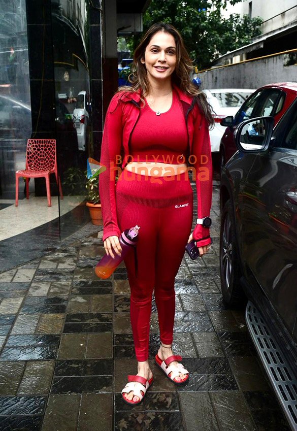photos isha koppikar snapped outside the zone 360 fitness bandra 1