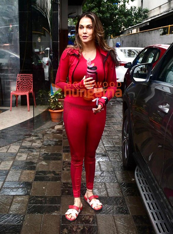 photos isha koppikar snapped outside the zone 360 fitness bandra 4