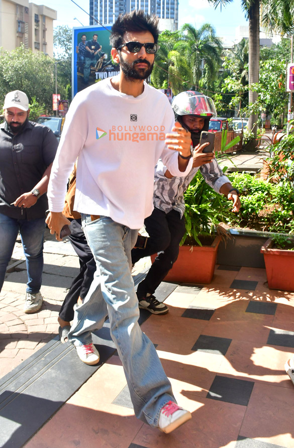 photos kartik aaryan snapped at anees bazmees office in andheri 1 3