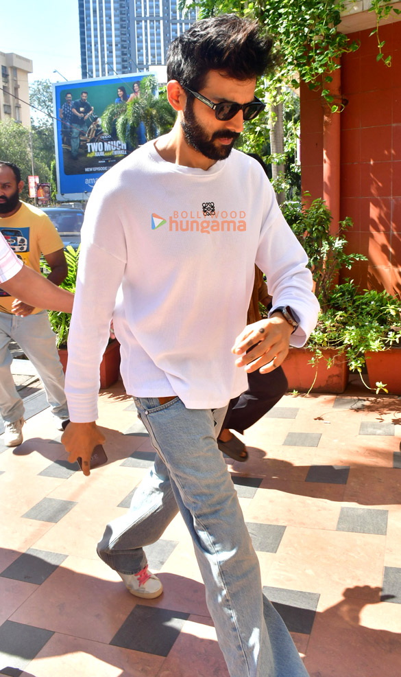photos kartik aaryan snapped at anees bazmees office in andheri 5 3