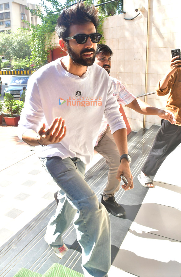 photos kartik aaryan snapped at anees bazmees office in andheri 6