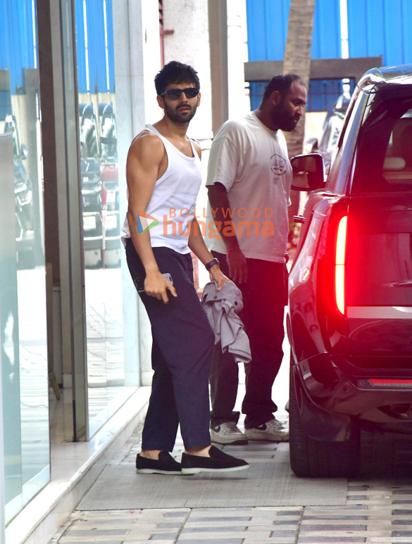 photos kartik aaryan snapped at t series office in andheri 2 4