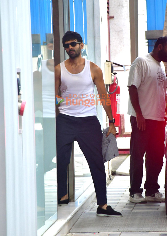 photos kartik aaryan snapped at t series office in andheri 3 4