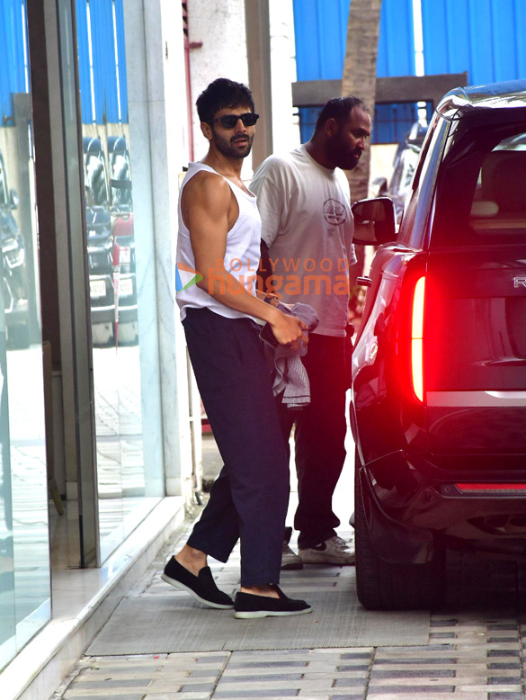 photos kartik aaryan snapped at t series office in andheri 5 3