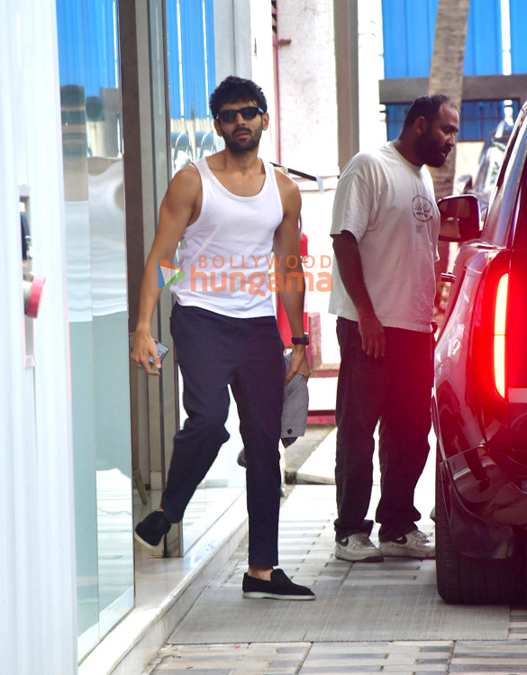 Photos: Kartik Aaryan snapped at T-Series office in Andheri Photos: Kartik Aaryan snapped at T-Series office in Andheri