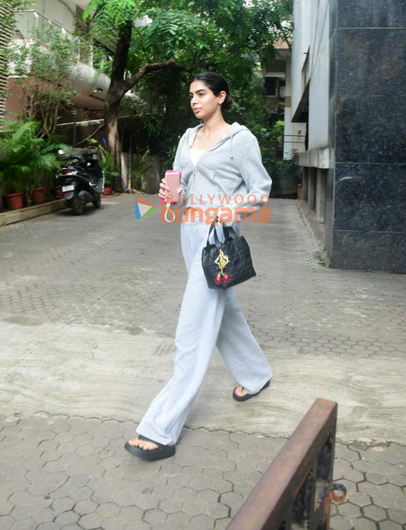 photos khushi kapoor snapped in bandra 2 2