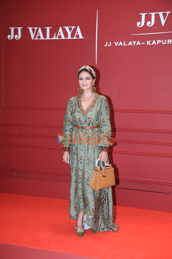 photos mahima choudhary raveena tandon jaaved jaaferi and others snapped at jj valaya store launch 26
