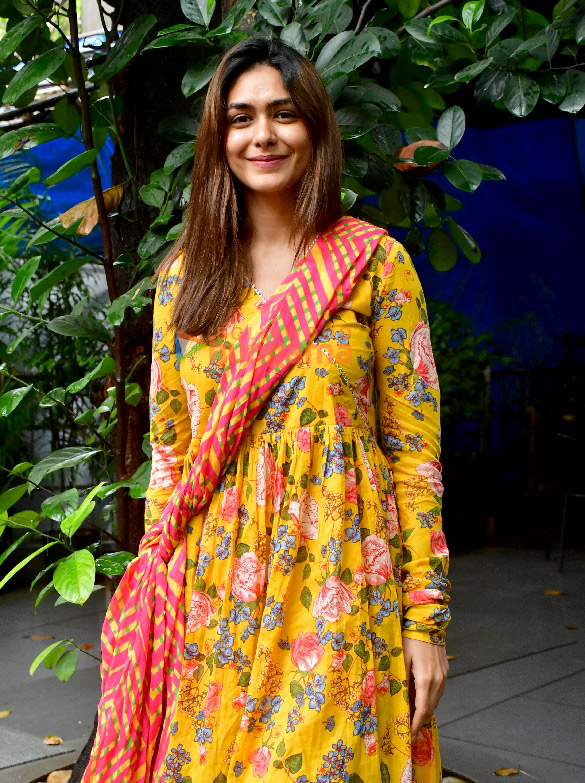 photos mrunal thakur snapped in andheri 3 10