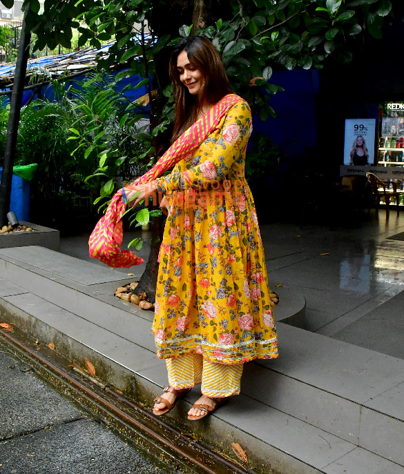 photos mrunal thakur snapped in andheri 4 10