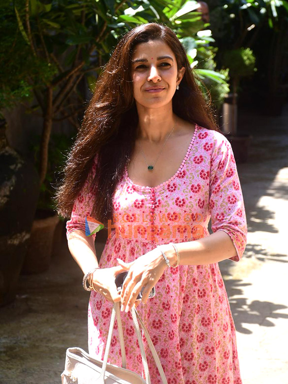 photos nimrat kaur snapped in bandra 4 7